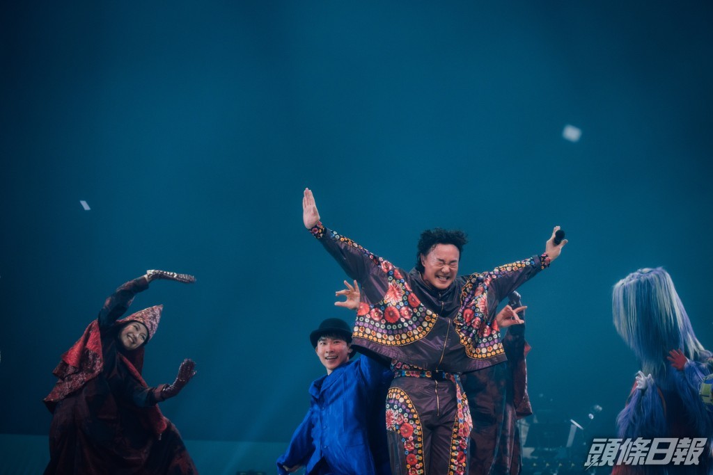 接著他又忽然間問觀眾：「你哋入場仲有冇『嘟』入嚟？」觀眾答：「唔駛『嘟』」他才醒悟：「係喎，依家剩係『嘟』針卡...有冇一個唔係慣心態？做咩唔『嘟』我，『 嘟』啦....哈哈。」